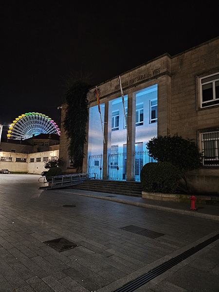 Edificio iluminado con el color azul de la Policía Nacional.